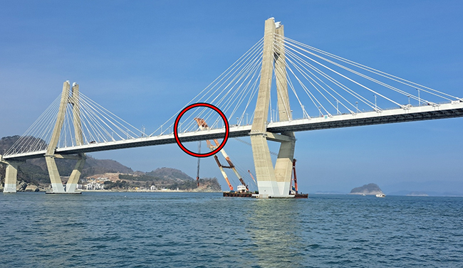 1천톤급 바지선에 실린 대형 해상크레인, 거가대교 교각 충돌